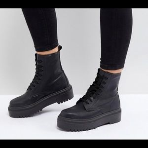 LIKE NEW 👏🏼 ASOS Chunky Soled Combat Boot